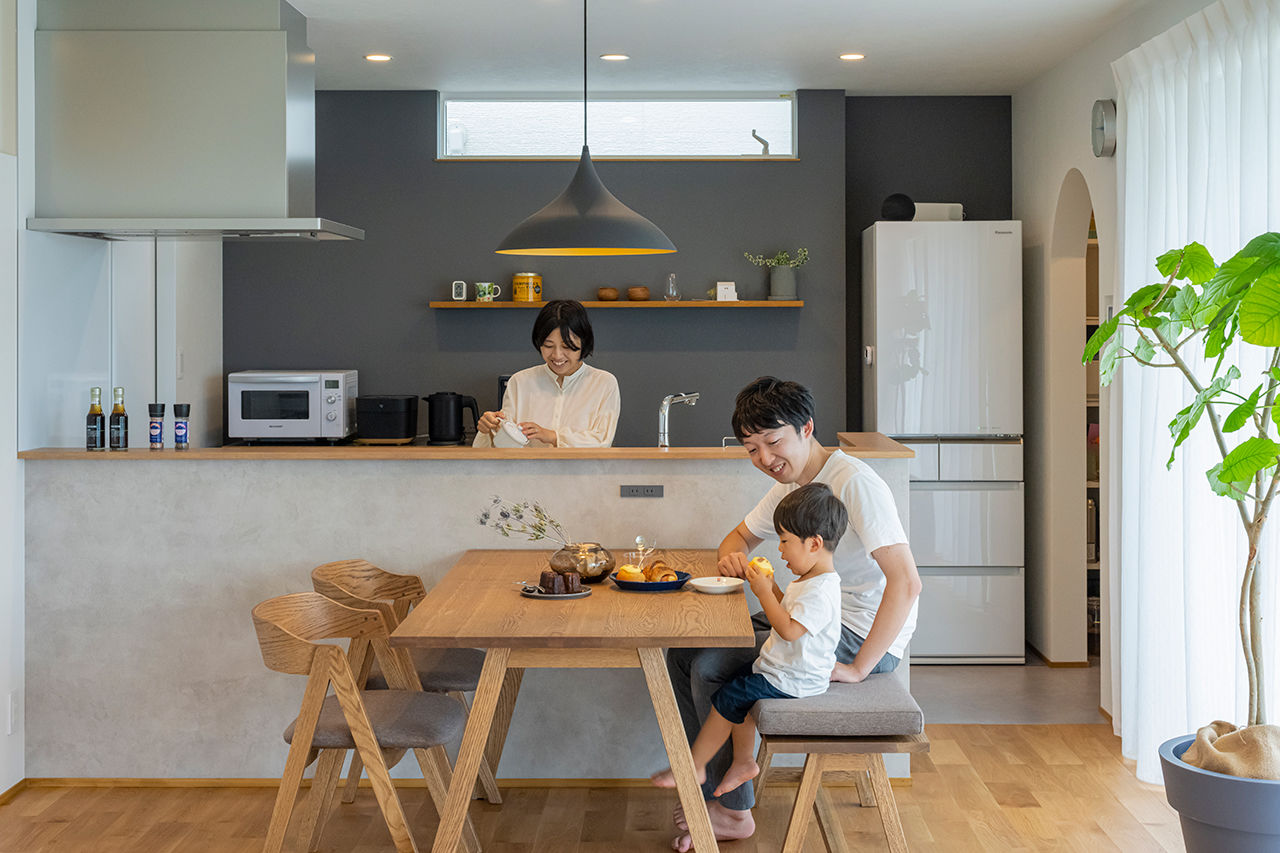 コラボハウス一級建築士事務所 【2000万円台／約29坪／間取り図有】真っ白な三角屋根の家／庭にある築山は子どもの絶好の遊び場の建築実例画像3