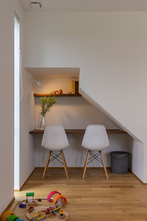 コラボハウス一級建築士事務所 【2000万円台／約29坪／間取り図有】真っ白な三角屋根の家／庭にある築山は子どもの絶好の遊び場の建築実例画像5