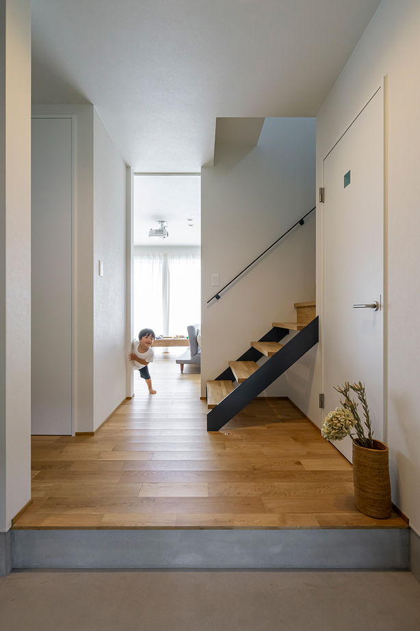 コラボハウス一級建築士事務所 【2000万円台／約29坪／間取り図有】真っ白な三角屋根の家／庭にある築山は子どもの絶好の遊び場の建築実例画像6