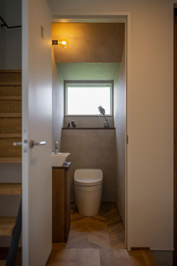 コラボハウス一級建築士事務所 【2000万円台／約29坪／間取り図有】真っ白な三角屋根の家／庭にある築山は子どもの絶好の遊び場の建築実例画像9