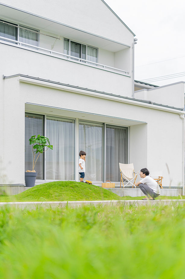 コラボハウス一級建築士事務所 【2000万円台／約29坪／間取り図有】真っ白な三角屋根の家／庭にある築山は子どもの絶好の遊び場の建築実例画像10