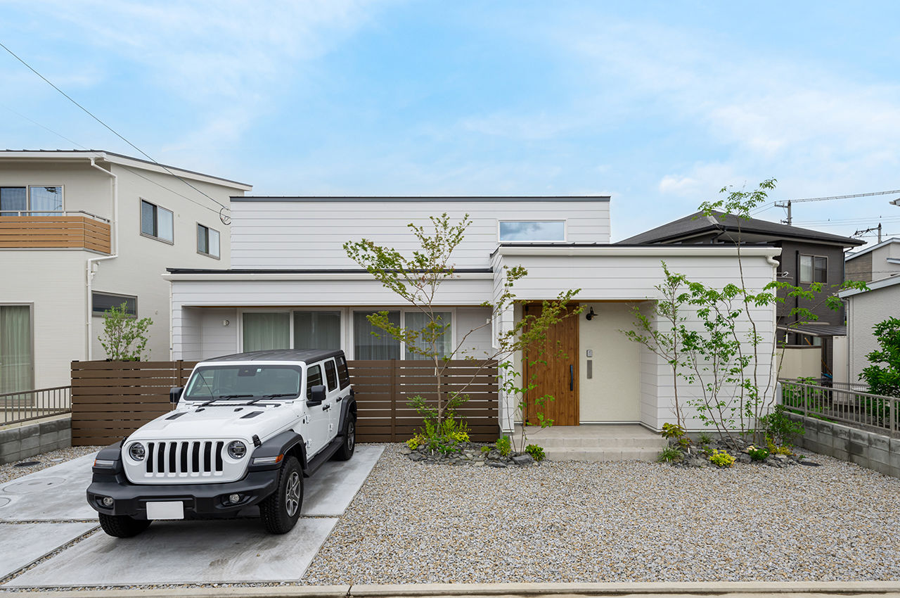 コラボハウス一級建築士事務所 【2000万円台／約29坪／間取り図有】 シンプルモダンな白ガルバの平屋／勾配天井のリビングの建築実例画像1