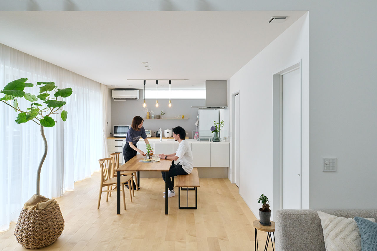 コラボハウス一級建築士事務所 【2000万円台／約29坪／間取り図有】 シンプルモダンな白ガルバの平屋／勾配天井のリビングの建築実例画像2