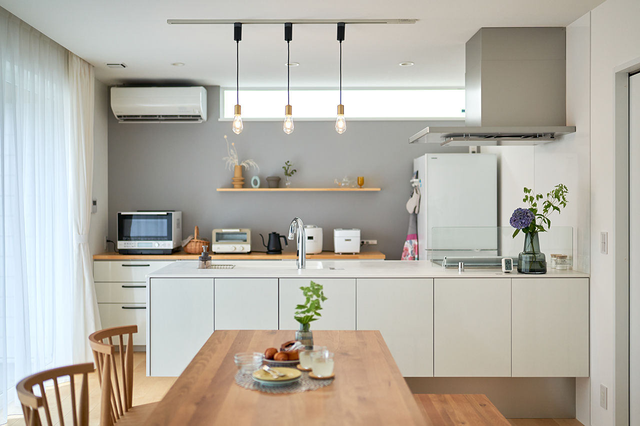 コラボハウス一級建築士事務所 【2000万円台／約29坪／間取り図有】 シンプルモダンな白ガルバの平屋／勾配天井のリビングの建築実例画像3