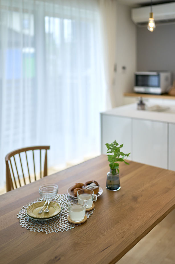 コラボハウス一級建築士事務所 【2000万円台／約29坪／間取り図有】 シンプルモダンな白ガルバの平屋／勾配天井のリビングの建築実例画像4