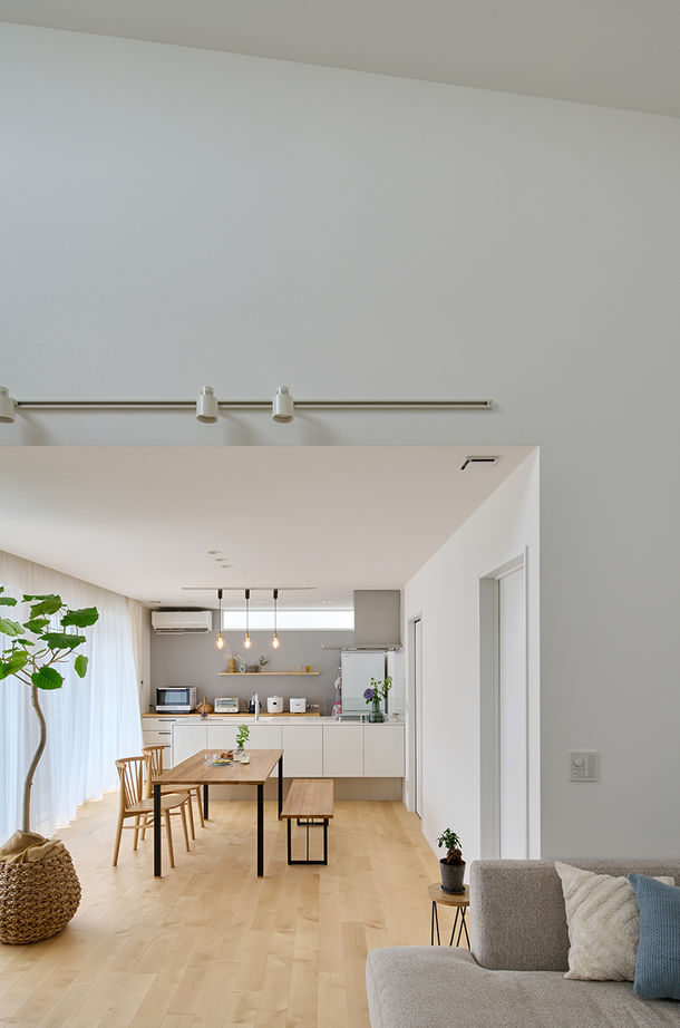 コラボハウス一級建築士事務所 【2000万円台／約29坪／間取り図有】 シンプルモダンな白ガルバの平屋／勾配天井のリビングの建築実例画像5