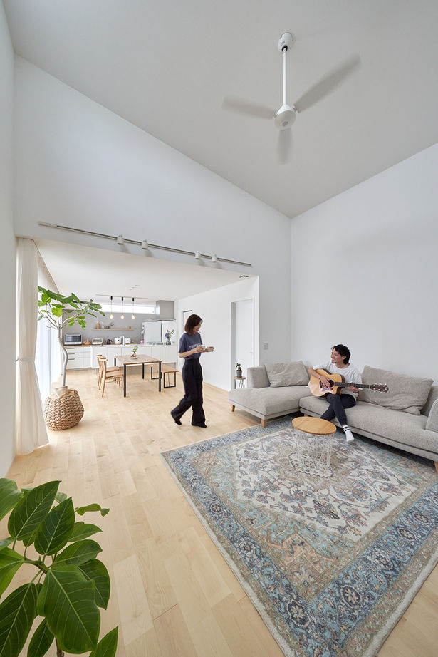 コラボハウス一級建築士事務所 【2000万円台／約29坪／間取り図有】 シンプルモダンな白ガルバの平屋／勾配天井のリビングの建築実例画像6