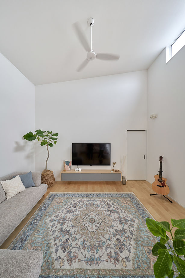 コラボハウス一級建築士事務所 【2000万円台／約29坪／間取り図有】 シンプルモダンな白ガルバの平屋／勾配天井のリビングの建築実例画像7