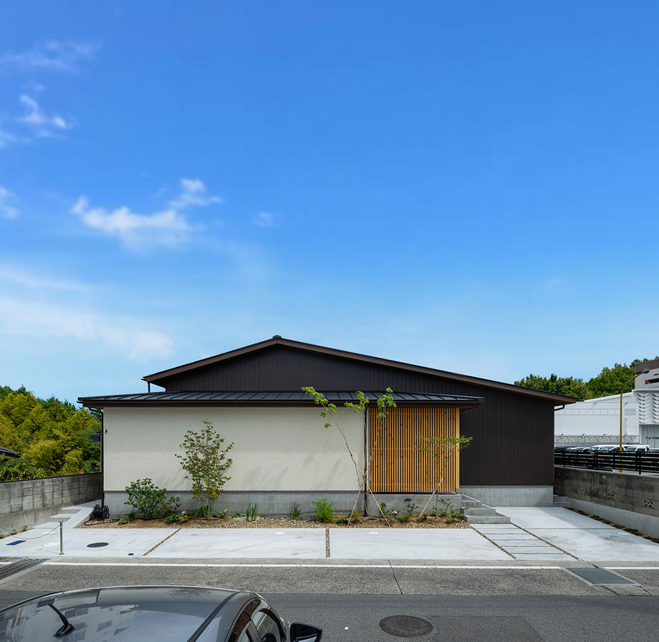 コラボハウス一級建築士事務所 【3000万円台／約31坪／間取り図有】 2つの中庭がある洗練された高級和モダンな平屋の建築実例画像1