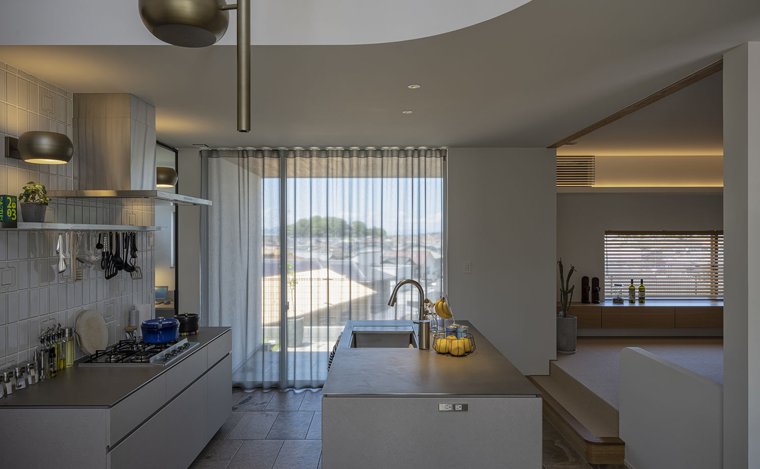 コラボハウス一級建築士事務所 5000万円台｜間取り図｜ガレージハウス｜「食べるのも料理するのも大好き」キッチンが暮らしの真ん中の建築実例画像4