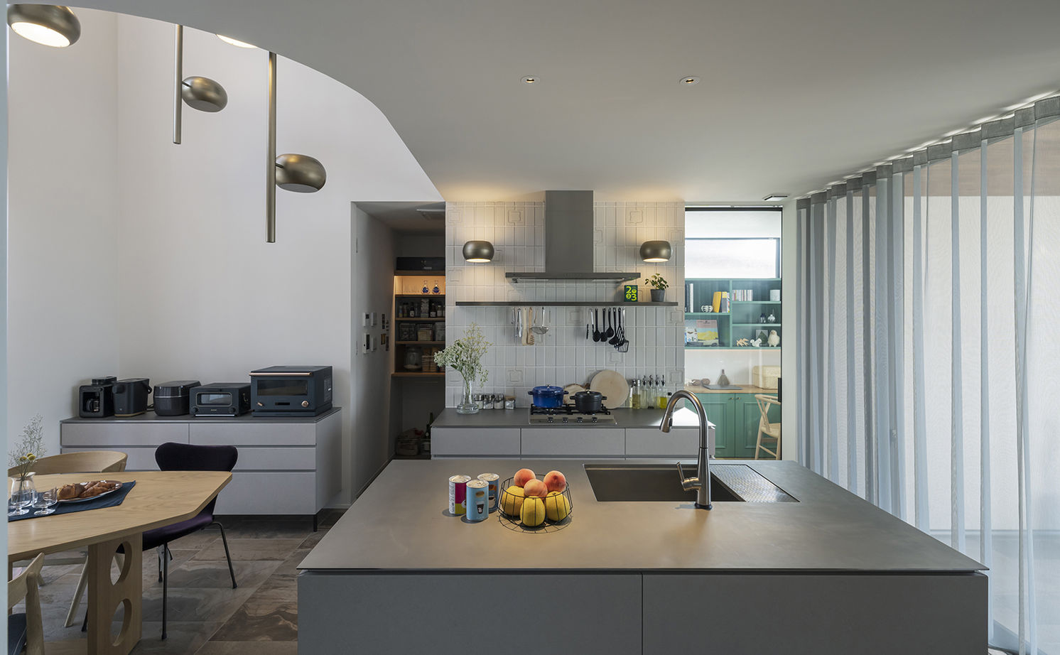 コラボハウス一級建築士事務所 5000万円台｜間取り図｜ガレージハウス｜「食べるのも料理するのも大好き」キッチンが暮らしの真ん中の建築実例画像7