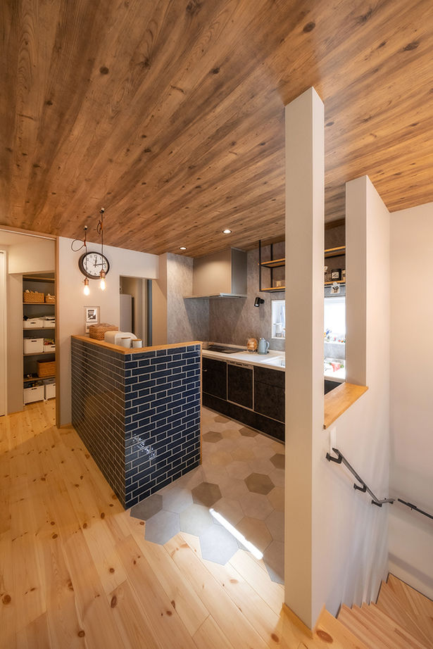 コラボハウス一級建築士事務所 2000万円台｜間取り図｜2階リビング｜坪庭をコの字型に囲む家。隅々まで光が届き、明るく開放感いっぱいの建築実例画像8