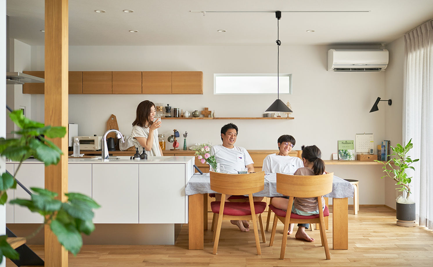 コラボハウス一級建築士事務所 2000万円台｜間取り図｜吹き抜け｜陽だまりリビングに家族が集う、木が心地よい大人ナチュラルな家の建築実例画像2