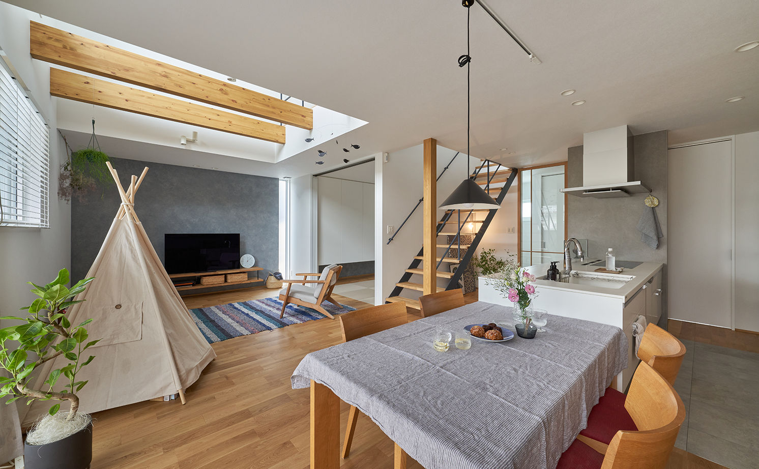 コラボハウス一級建築士事務所 2000万円台｜間取り図｜吹き抜け｜陽だまりリビングに家族が集う、木が心地よい大人ナチュラルな家の建築実例画像3