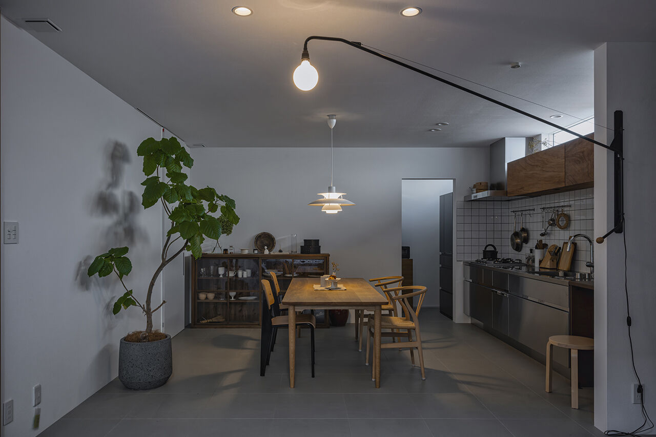 コラボハウス一級建築士事務所 貝塚市｜中庭｜耐震等級3｜ZEH基準｜洋菓子店オーナーのこだわりキッチンがある家の建築実例画像2