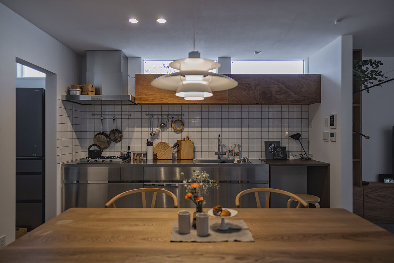 コラボハウス一級建築士事務所 貝塚市｜中庭｜耐震等級3｜ZEH基準｜洋菓子店オーナーのこだわりキッチンがある家の建築実例画像3