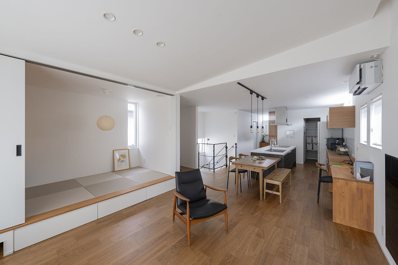 コラボハウス一級建築士事務所 3000万円台｜富田林市｜建て替え｜間取り図｜空が近い。柔らかな自然光に包まれる2階リビングの家の建築実例画像4