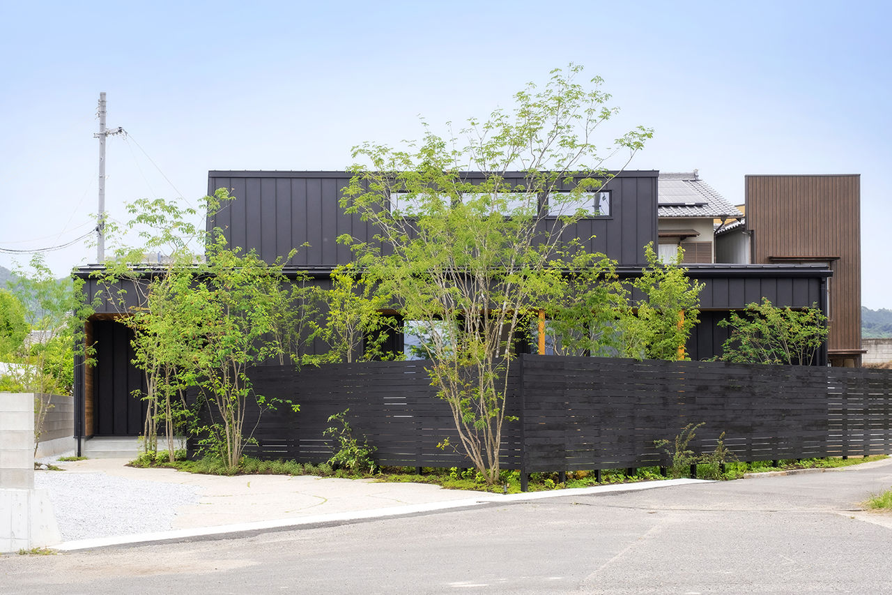 コラボハウス一級建築士事務所 【2000万円台／約34坪／間取り図有】緑とウッドデッキのあるお庭を楽しむ平屋／ロフトの建築実例画像