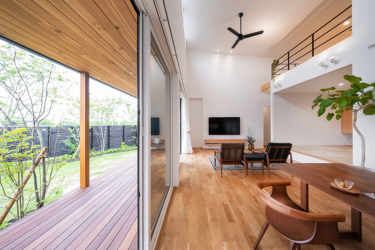 コラボハウス一級建築士事務所 【2000万円台／約34坪／間取り図有】緑とウッドデッキのあるお庭を楽しむ平屋／ロフトの建築実例画像3