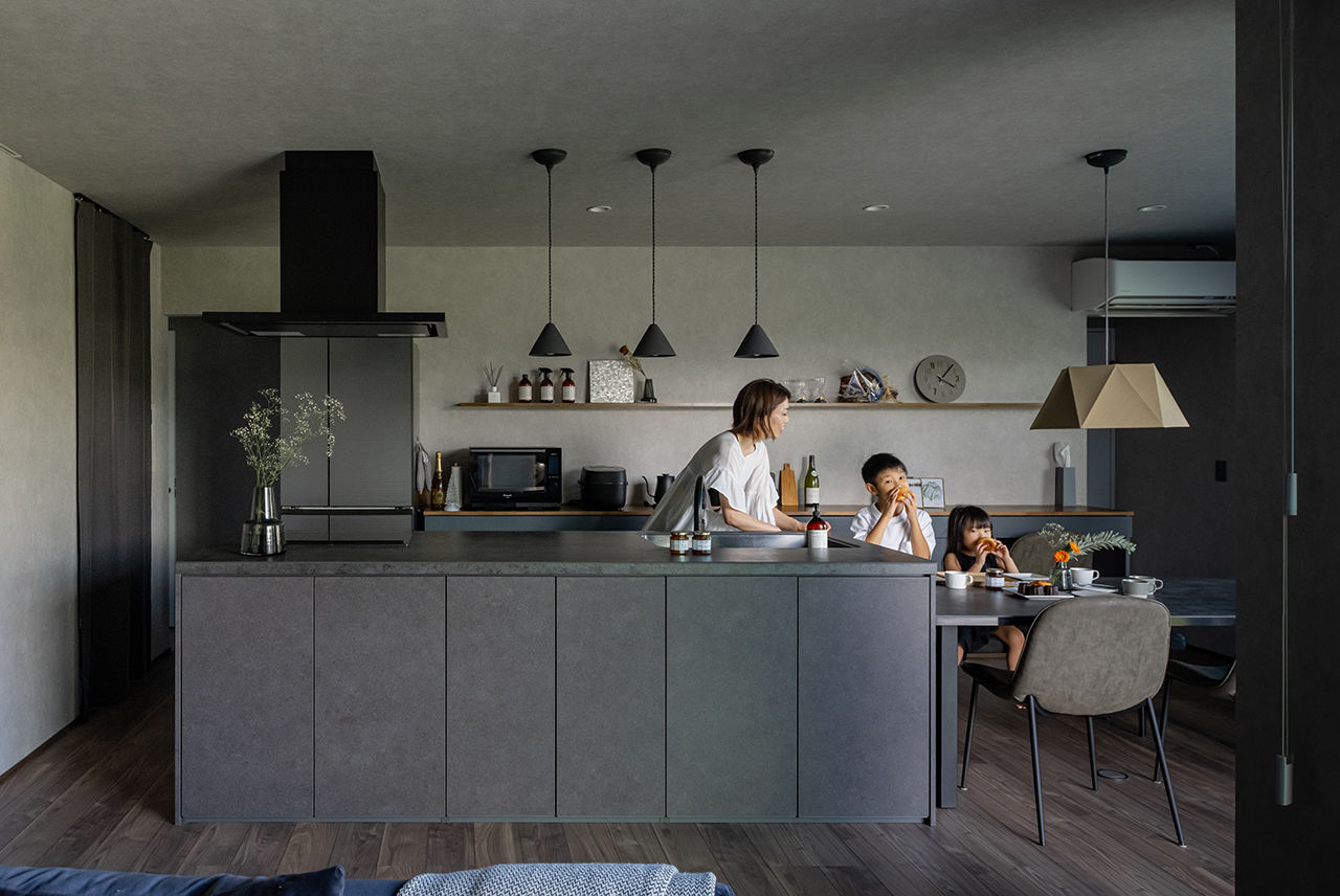 コラボハウス一級建築士事務所 【36坪／間取り図有】店舗兼自宅／黒×グレーのスタイリッシュな平屋／設計の工夫を活かした旗竿地の建築実例画像2