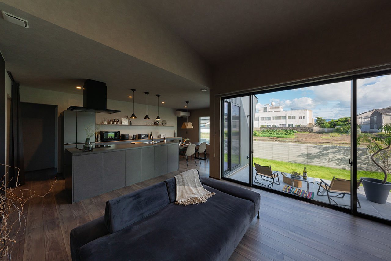 コラボハウス一級建築士事務所 【36坪／間取り図有】店舗兼自宅／黒×グレーのスタイリッシュな平屋／設計の工夫を活かした旗竿地の建築実例画像3