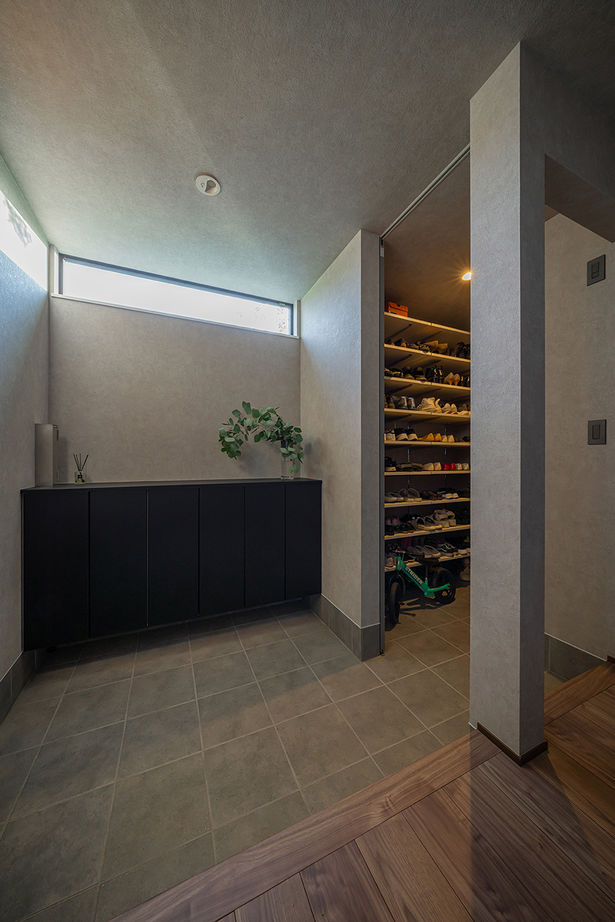 コラボハウス一級建築士事務所 【36坪／間取り図有】店舗兼自宅／黒×グレーのスタイリッシュな平屋／設計の工夫を活かした旗竿地の建築実例画像4