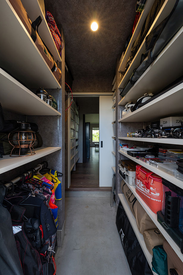 コラボハウス一級建築士事務所 【36坪／間取り図有】店舗兼自宅／黒×グレーのスタイリッシュな平屋／設計の工夫を活かした旗竿地の建築実例画像6