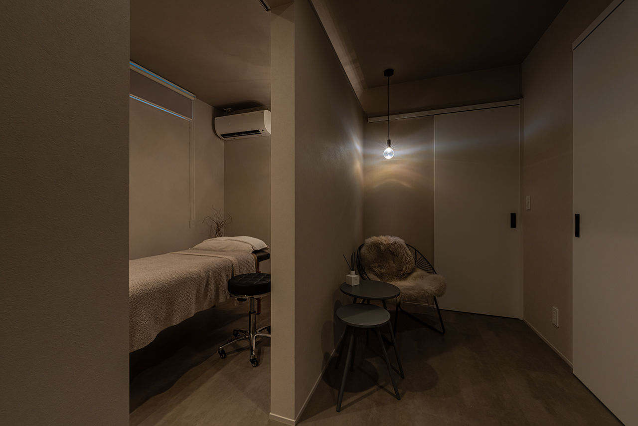 コラボハウス一級建築士事務所 【36坪／間取り図有】店舗兼自宅／黒×グレーのスタイリッシュな平屋／設計の工夫を活かした旗竿地の建築実例画像8