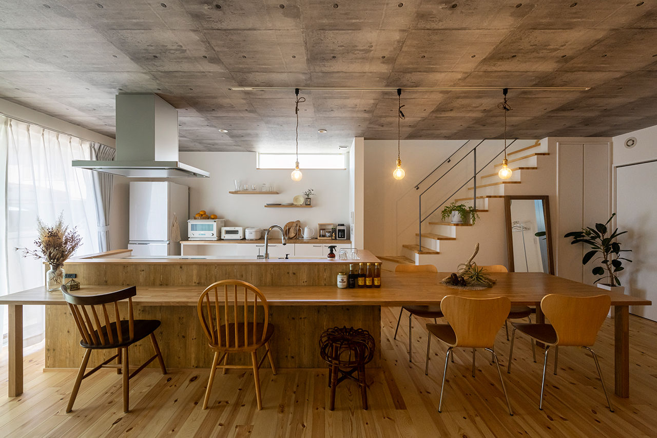 コラボハウス一級建築士事務所 【白い箱形の外観／約32坪／間取り図有】念願の美容室を併設。美味しいパンと珈琲を楽しむ住まいの建築実例画像2