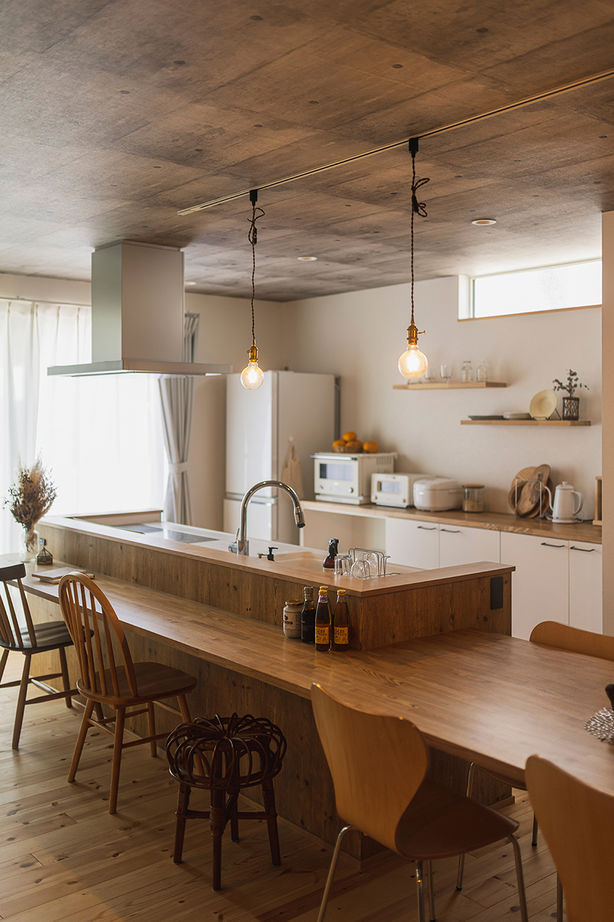 コラボハウス一級建築士事務所 【白い箱形の外観／約32坪／間取り図有】念願の美容室を併設。美味しいパンと珈琲を楽しむ住まいの建築実例画像3