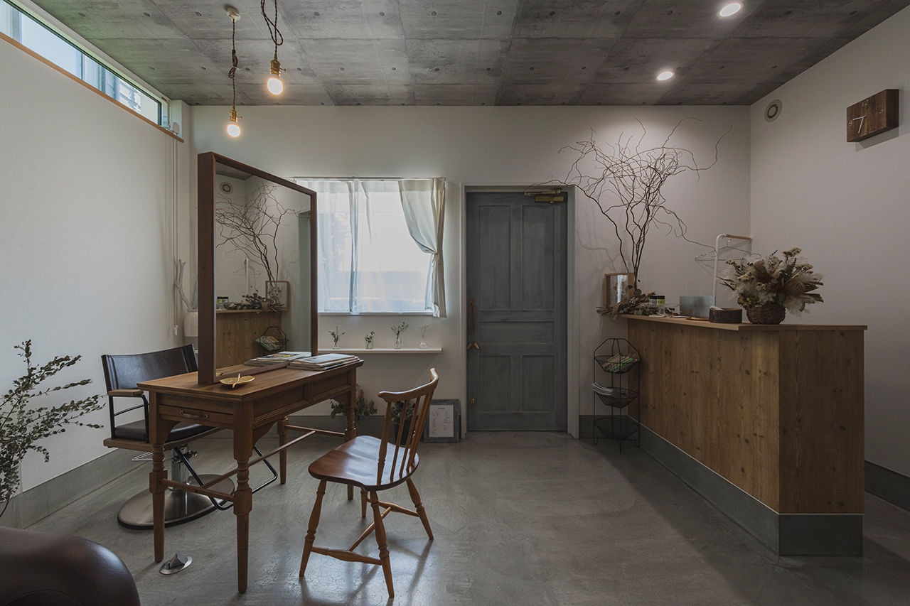 コラボハウス一級建築士事務所 【白い箱形の外観／約32坪／間取り図有】念願の美容室を併設。美味しいパンと珈琲を楽しむ住まいの建築実例画像6