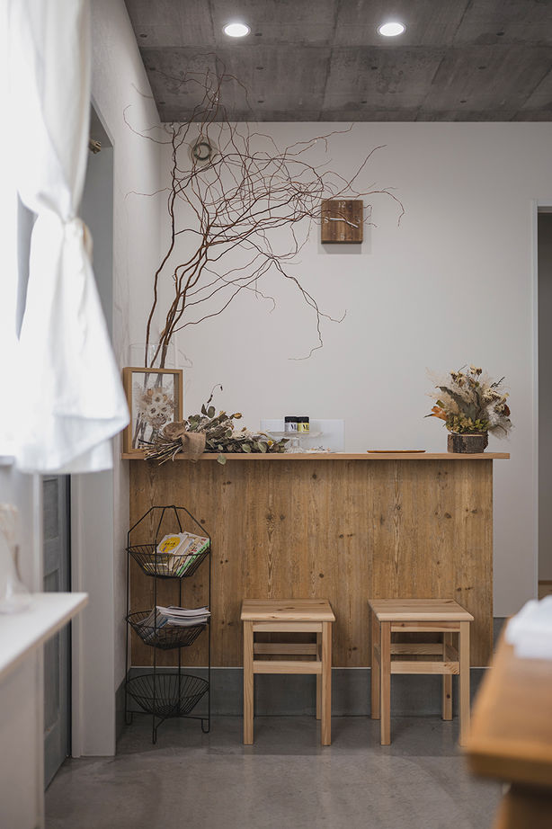 コラボハウス一級建築士事務所 【白い箱形の外観／約32坪／間取り図有】念願の美容室を併設。美味しいパンと珈琲を楽しむ住まいの建築実例画像7