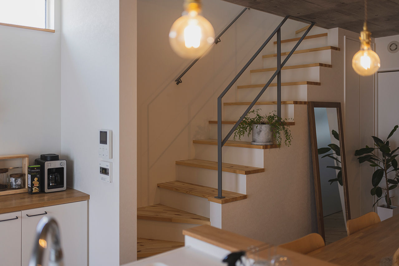 コラボハウス一級建築士事務所 【白い箱形の外観／約32坪／間取り図有】念願の美容室を併設。美味しいパンと珈琲を楽しむ住まいの建築実例画像9