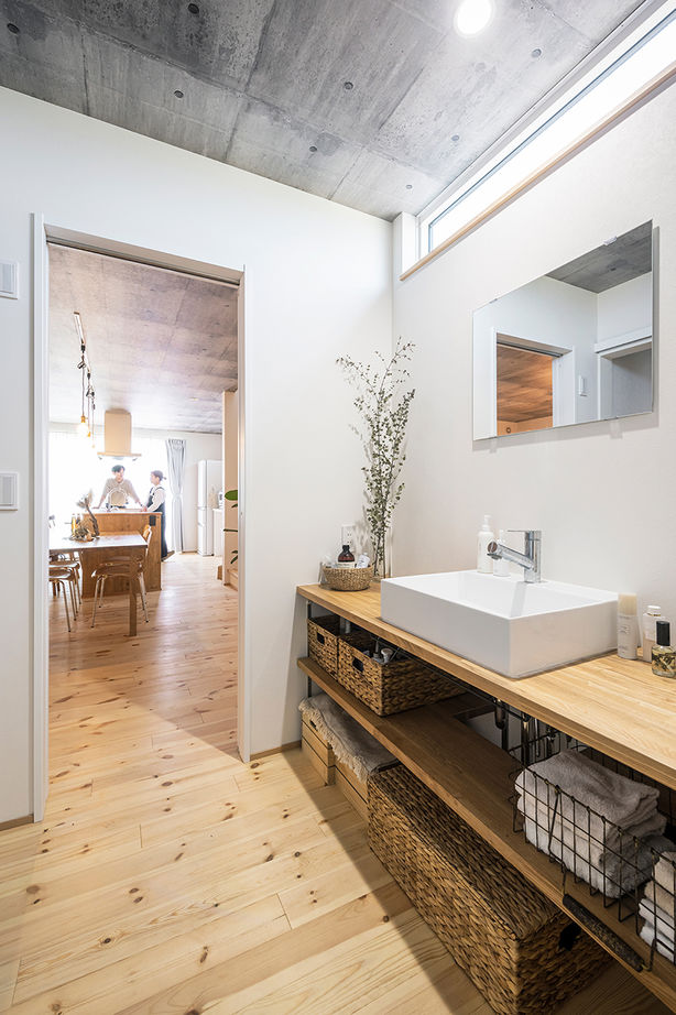 コラボハウス一級建築士事務所 【白い箱形の外観／約32坪／間取り図有】念願の美容室を併設。美味しいパンと珈琲を楽しむ住まいの建築実例画像10
