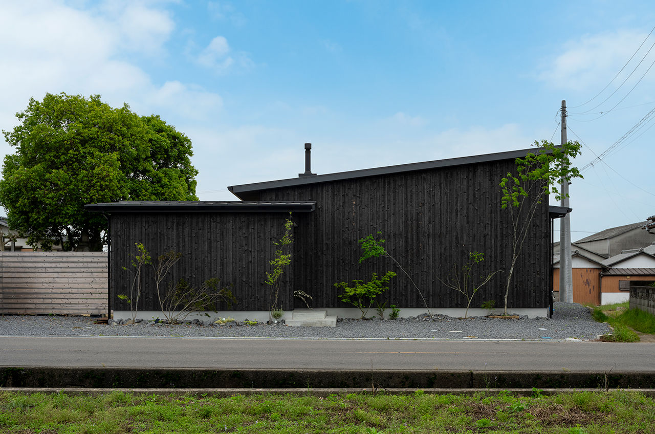 コラボハウス一級建築士事務所 【3000万円台／39坪／間取り図有】薪ストーブがある焼杉の平屋／土間リビングの建築実例画像1