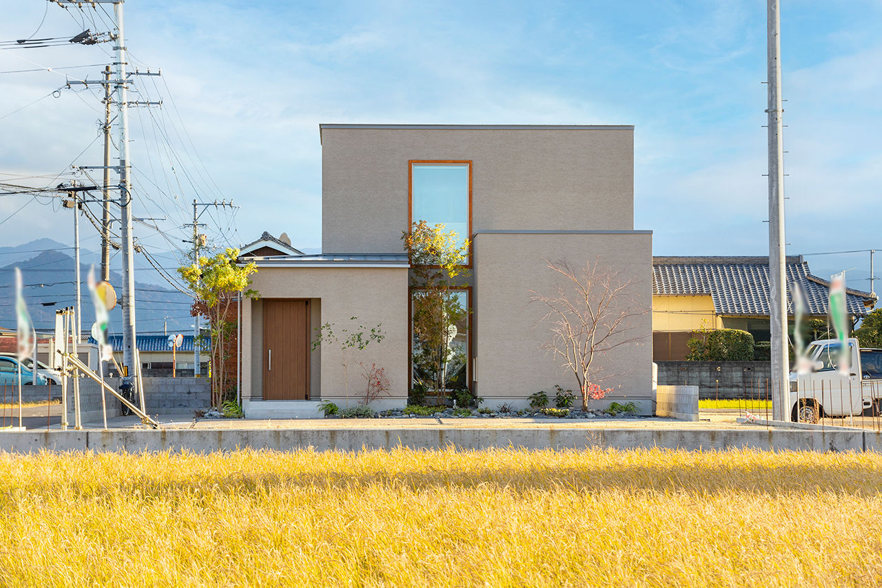 コラボハウス一級建築士事務所 【2000万円台／約30坪／間取り図有】中庭で四季を感じるグレージュの家の建築実例画像1