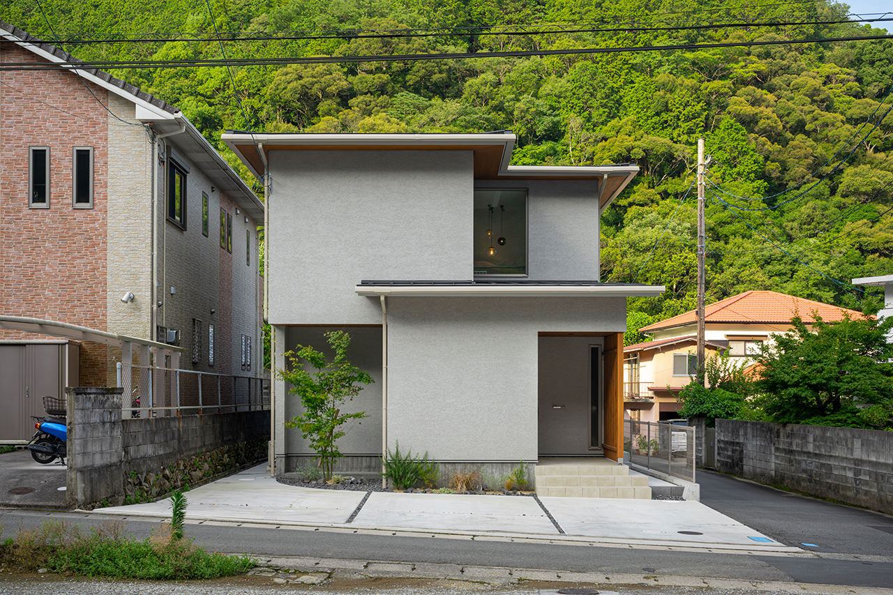 コラボハウス一級建築士事務所 【3000万円台／約37坪／間取り図有】おしゃれなアイランドキッチンと階段本棚のある家の建築実例画像1