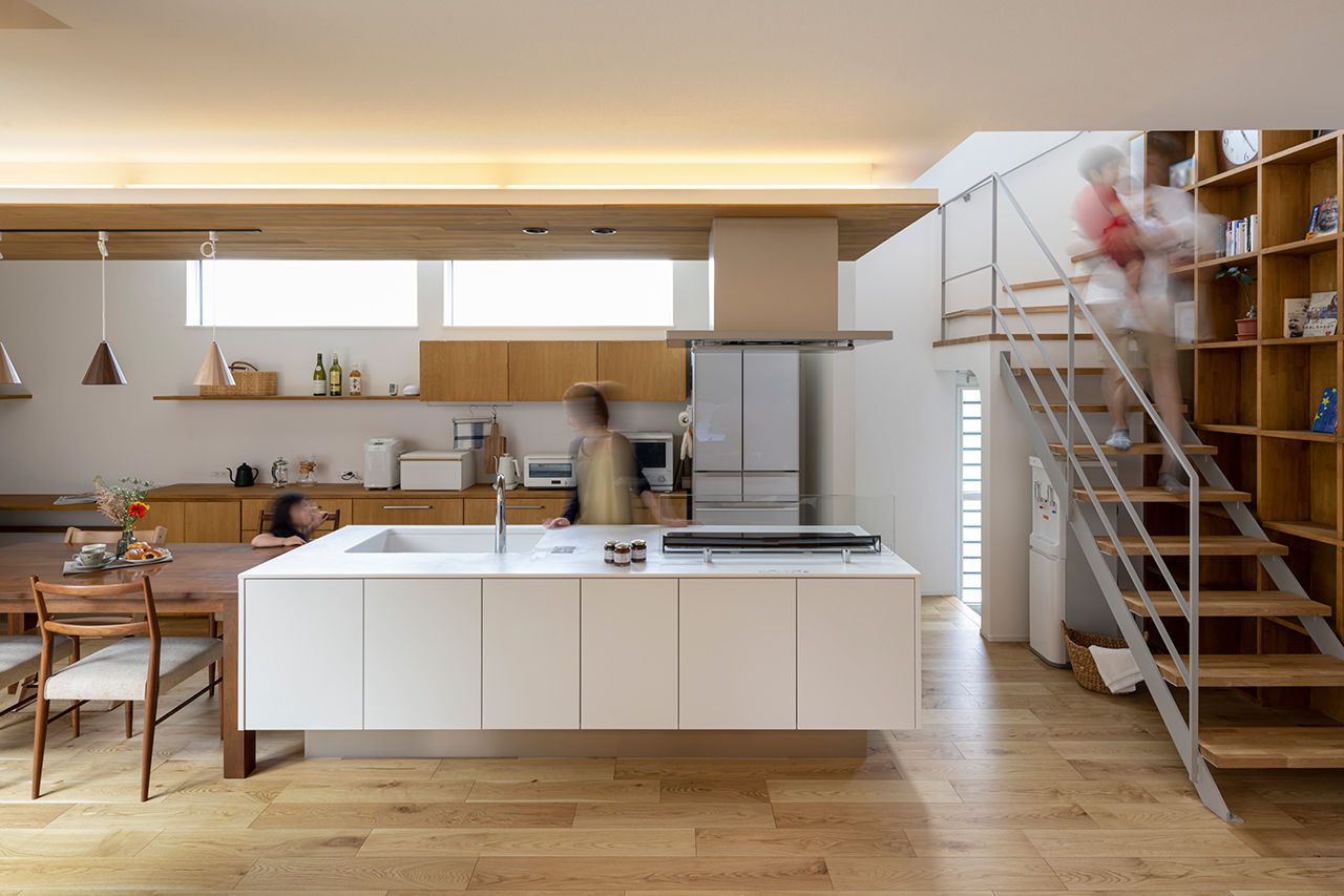 コラボハウス一級建築士事務所 【3000万円台／約37坪／間取り図有】おしゃれなアイランドキッチンと階段本棚のある家の建築実例画像2