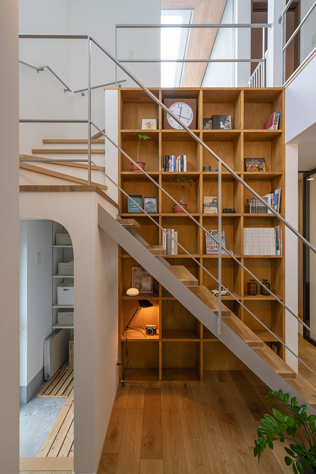 コラボハウス一級建築士事務所 【3000万円台／約37坪／間取り図有】おしゃれなアイランドキッチンと階段本棚のある家の建築実例画像4