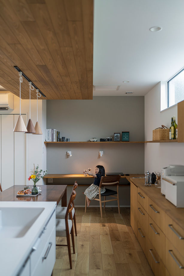 コラボハウス一級建築士事務所 【3000万円台／約37坪／間取り図有】おしゃれなアイランドキッチンと階段本棚のある家の建築実例画像6