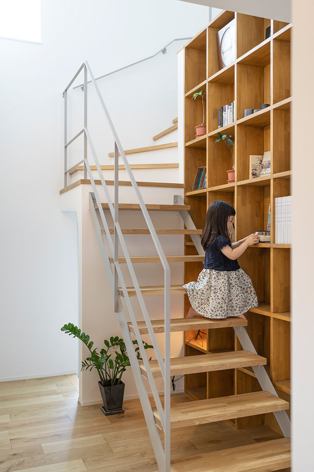 コラボハウス一級建築士事務所 【3000万円台／約37坪／間取り図有】おしゃれなアイランドキッチンと階段本棚のある家の建築実例画像7