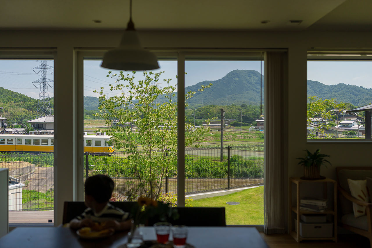 コラボハウス一級建築士事務所 【2000万円台／約32坪／間取り図有】勾配天井のLDK／洗濯物がたくさん干せる洗面脱衣室／平屋の建築実例画像5