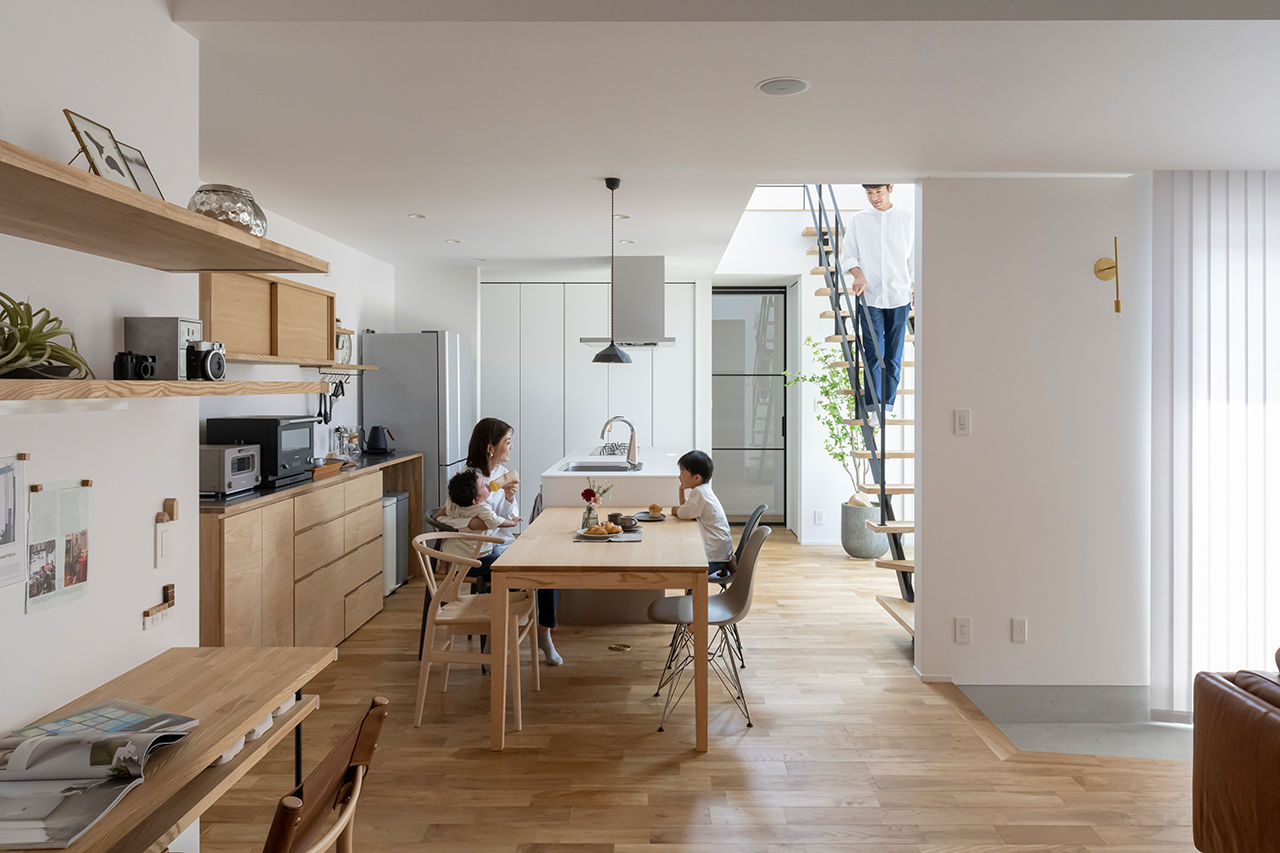 コラボハウス一級建築士事務所 【約51坪／間取り図有】タイルテラスをコの字型にゆったり囲んだ4LDKの間取りの建築実例画像2