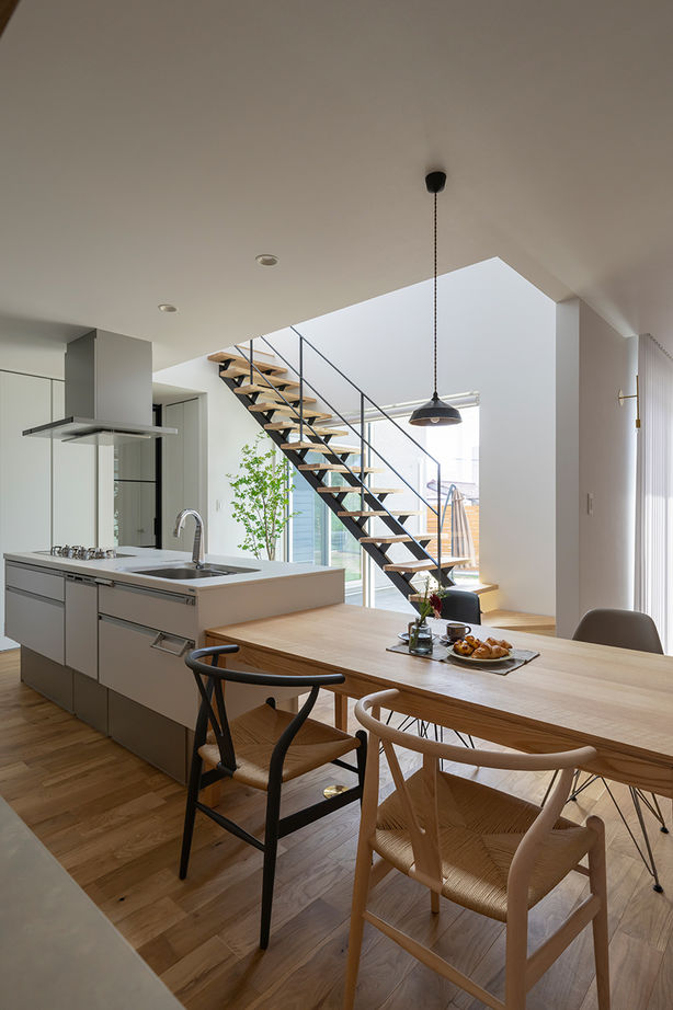 コラボハウス一級建築士事務所 【約51坪／間取り図有】タイルテラスをコの字型にゆったり囲んだ4LDKの間取りの建築実例画像6