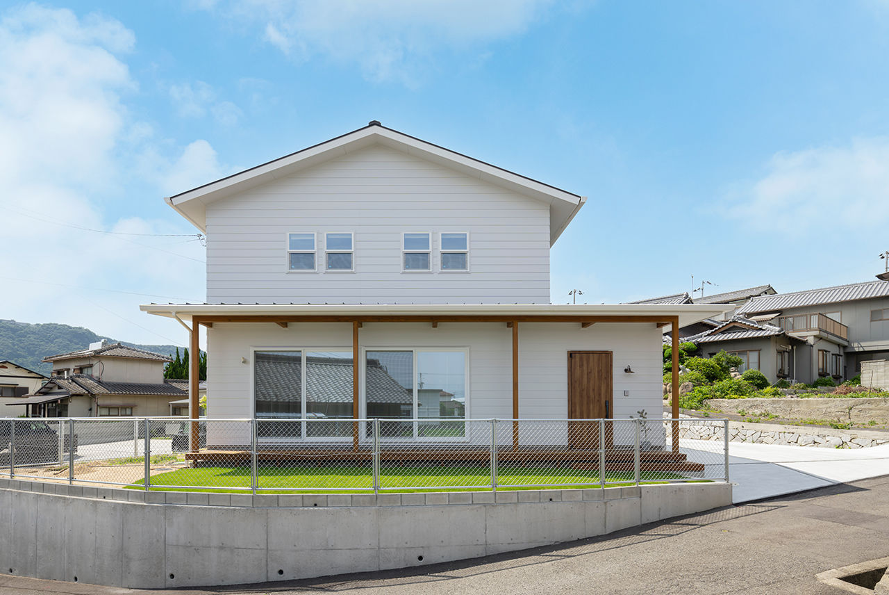 コラボハウス一級建築士事務所 【2000万円台／約31坪／間取り図有】キッチンと一体化したダイニングテーブル。ワイドなウッドデッキの建築実例画像1