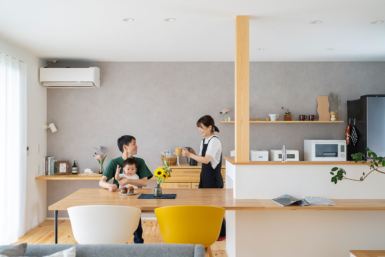 コラボハウス一級建築士事務所 【2000万円台／約31坪／間取り図有】キッチンと一体化したダイニングテーブル。ワイドなウッドデッキの建築実例画像2