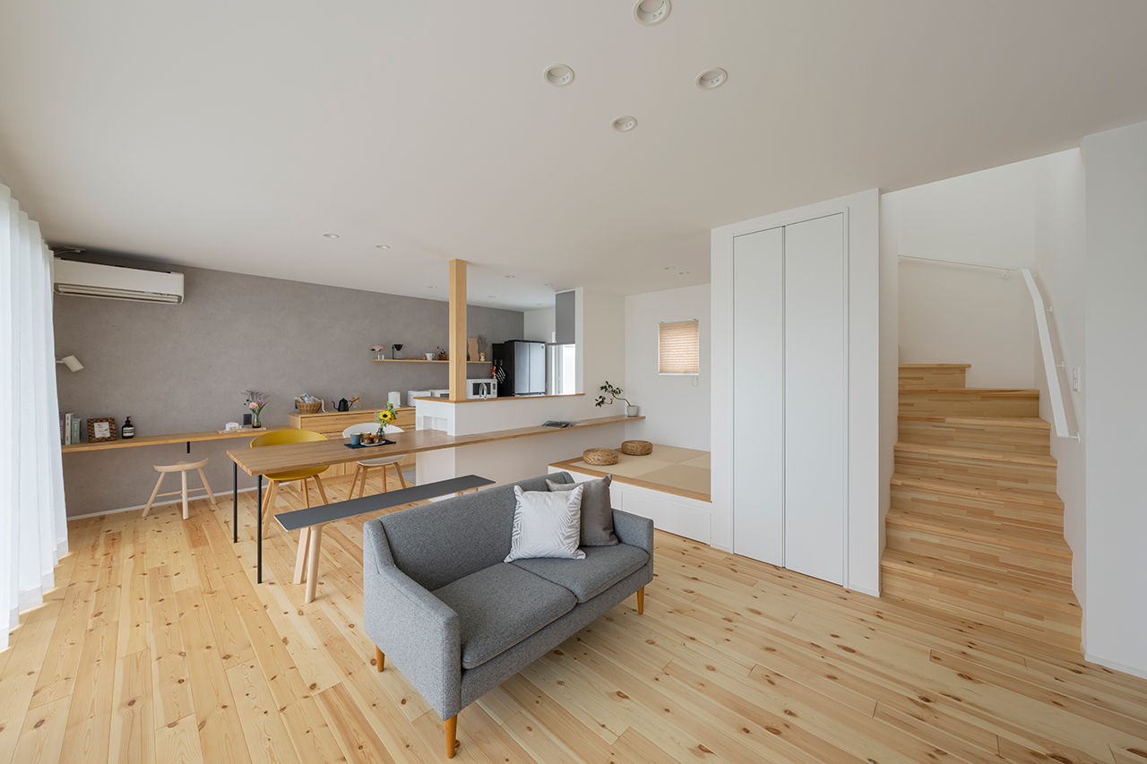 コラボハウス一級建築士事務所 【2000万円台／約31坪／間取り図有】キッチンと一体化したダイニングテーブル。ワイドなウッドデッキの建築実例画像3