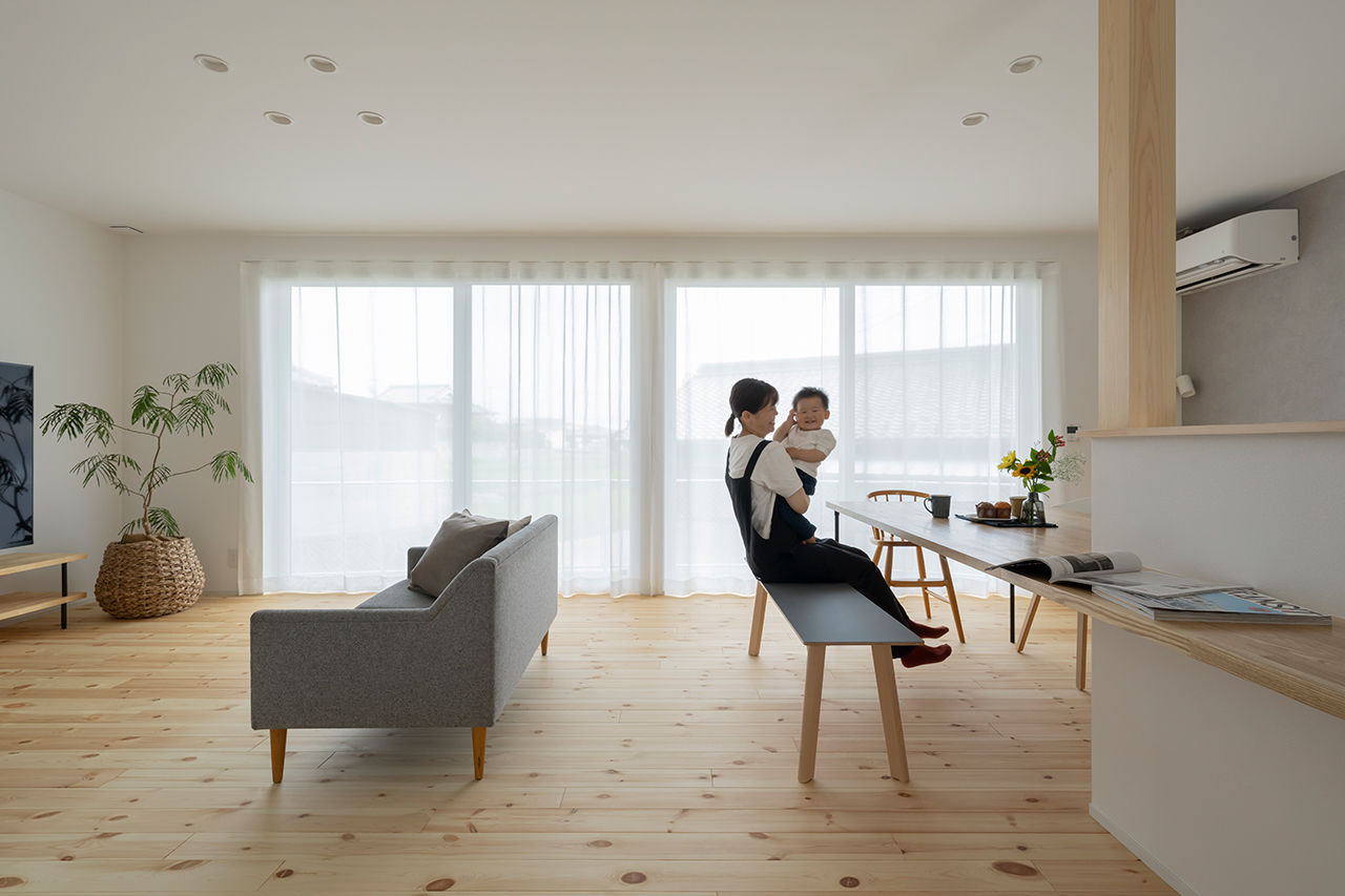 コラボハウス一級建築士事務所 【2000万円台／約31坪／間取り図有】キッチンと一体化したダイニングテーブル。ワイドなウッドデッキの建築実例画像4