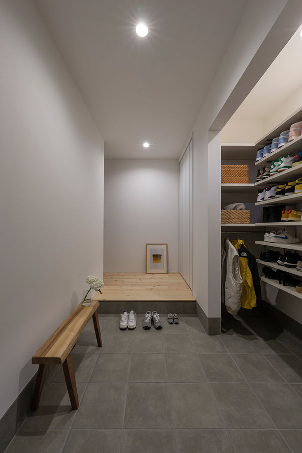 コラボハウス一級建築士事務所 【2000万円台／約31坪／間取り図有】キッチンと一体化したダイニングテーブル。ワイドなウッドデッキの建築実例画像5