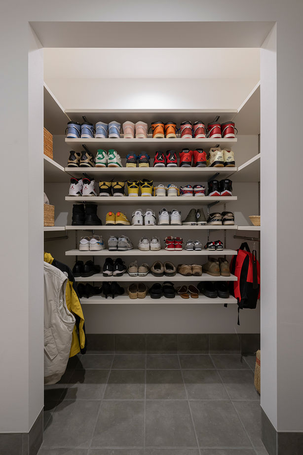 コラボハウス一級建築士事務所 【2000万円台／約31坪／間取り図有】キッチンと一体化したダイニングテーブル。ワイドなウッドデッキの建築実例画像6